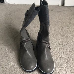 These are boots that have never been worn.